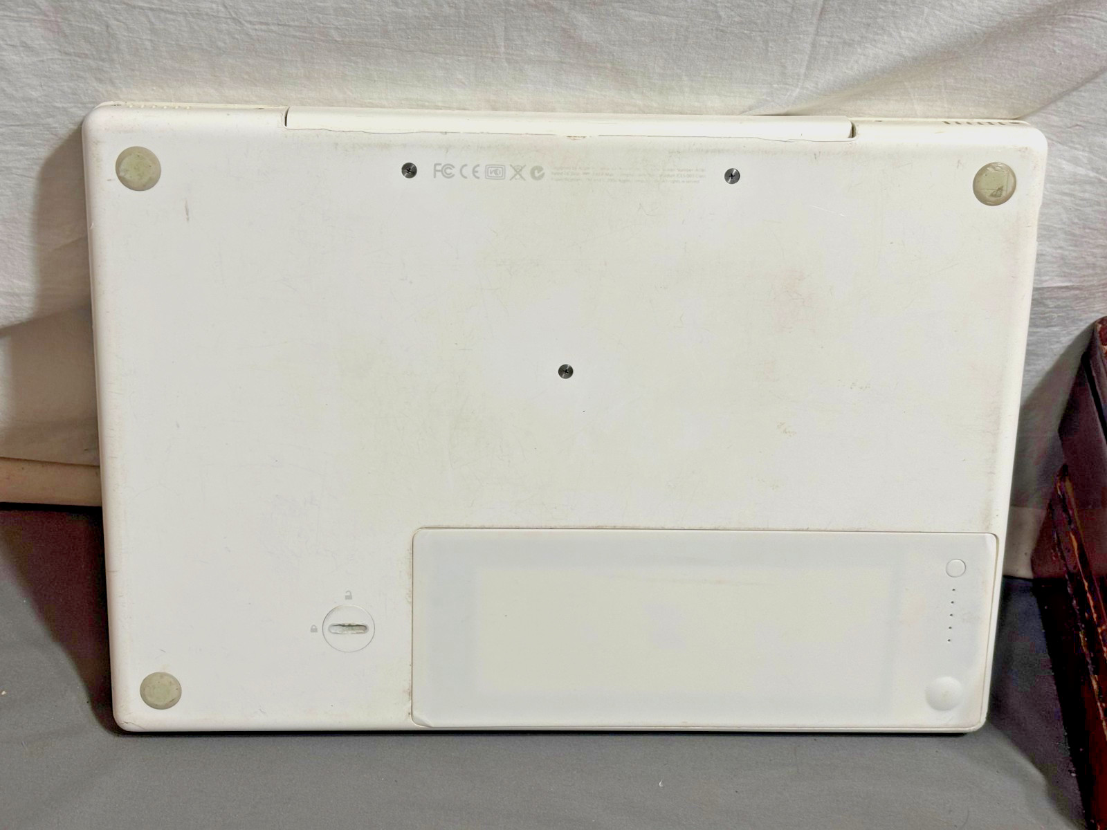 Vtg APPLE 13″ MACBOOK 160GB OS-X Laptop computer A1181 2G RAM 1.83MHz Core Duo