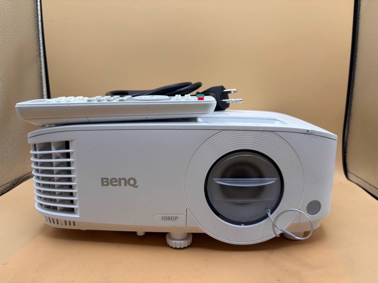 BenQ MH733 Full HD DLP Projector 4000 Lumens Great W/ Remote & Cords PH9