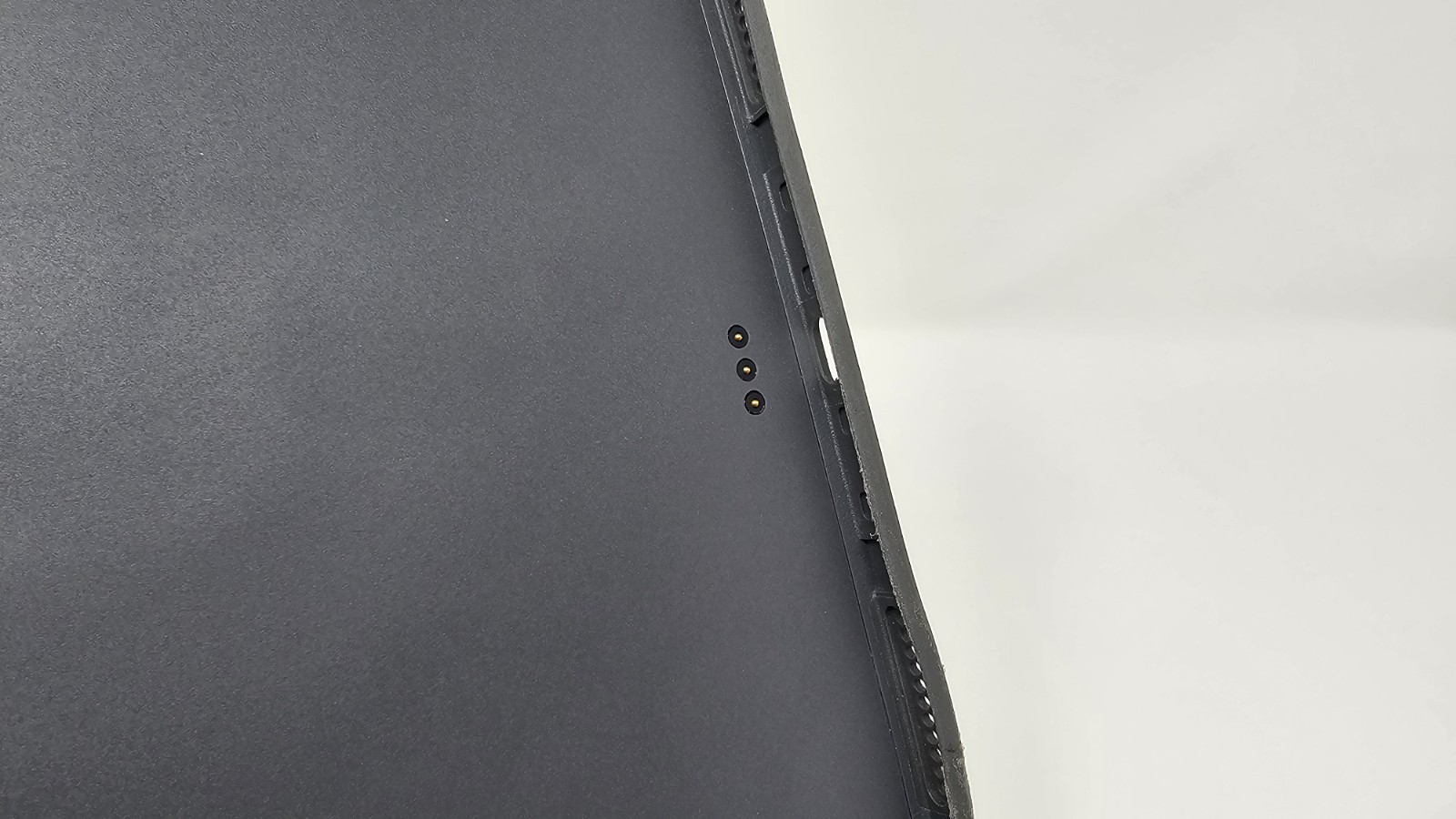 Logitech Combo Touch Keyboard Case for 12.9″ Apple iPad Pro 5th/6th Gen *BROKEN*