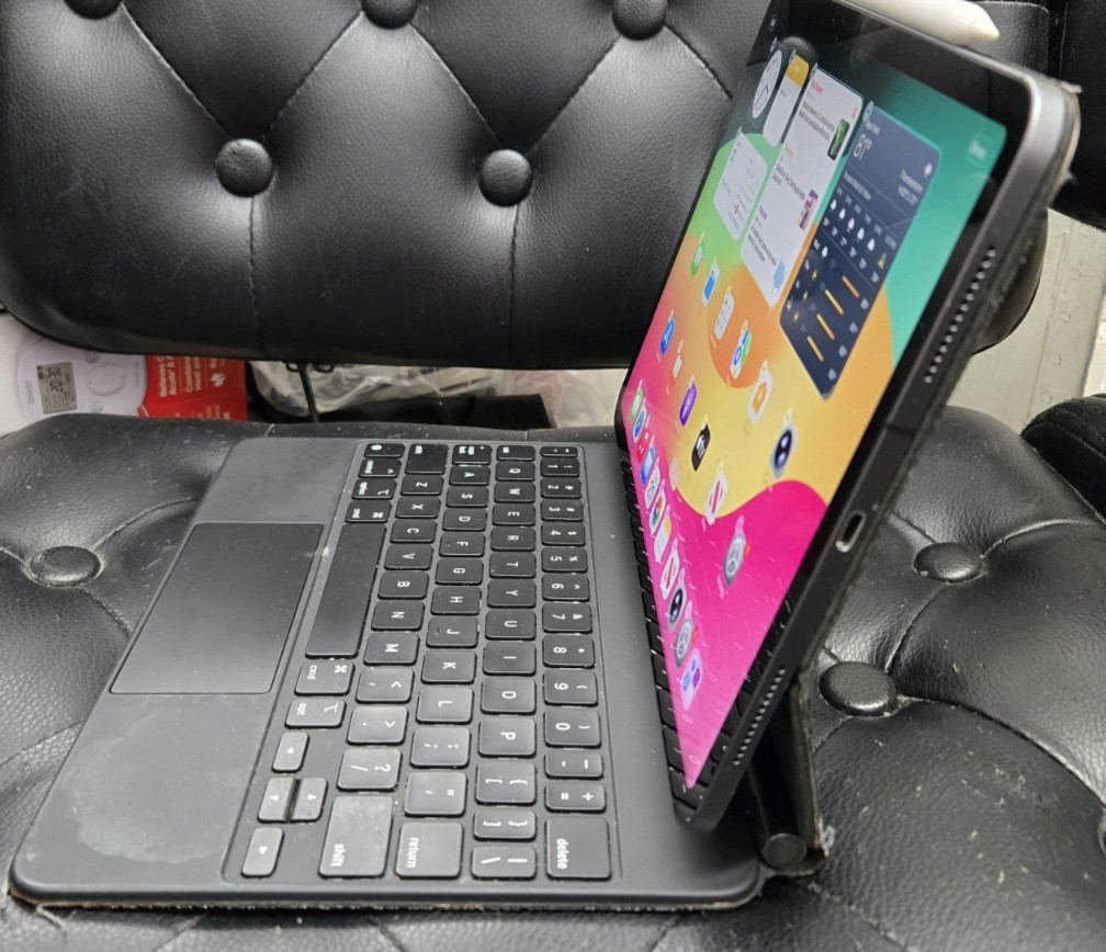 Apple iPad Pro 11″ (2nd Gen) A2230 1 TB, Wi-Fi + 4G – Space Gray+Magic Keyboard