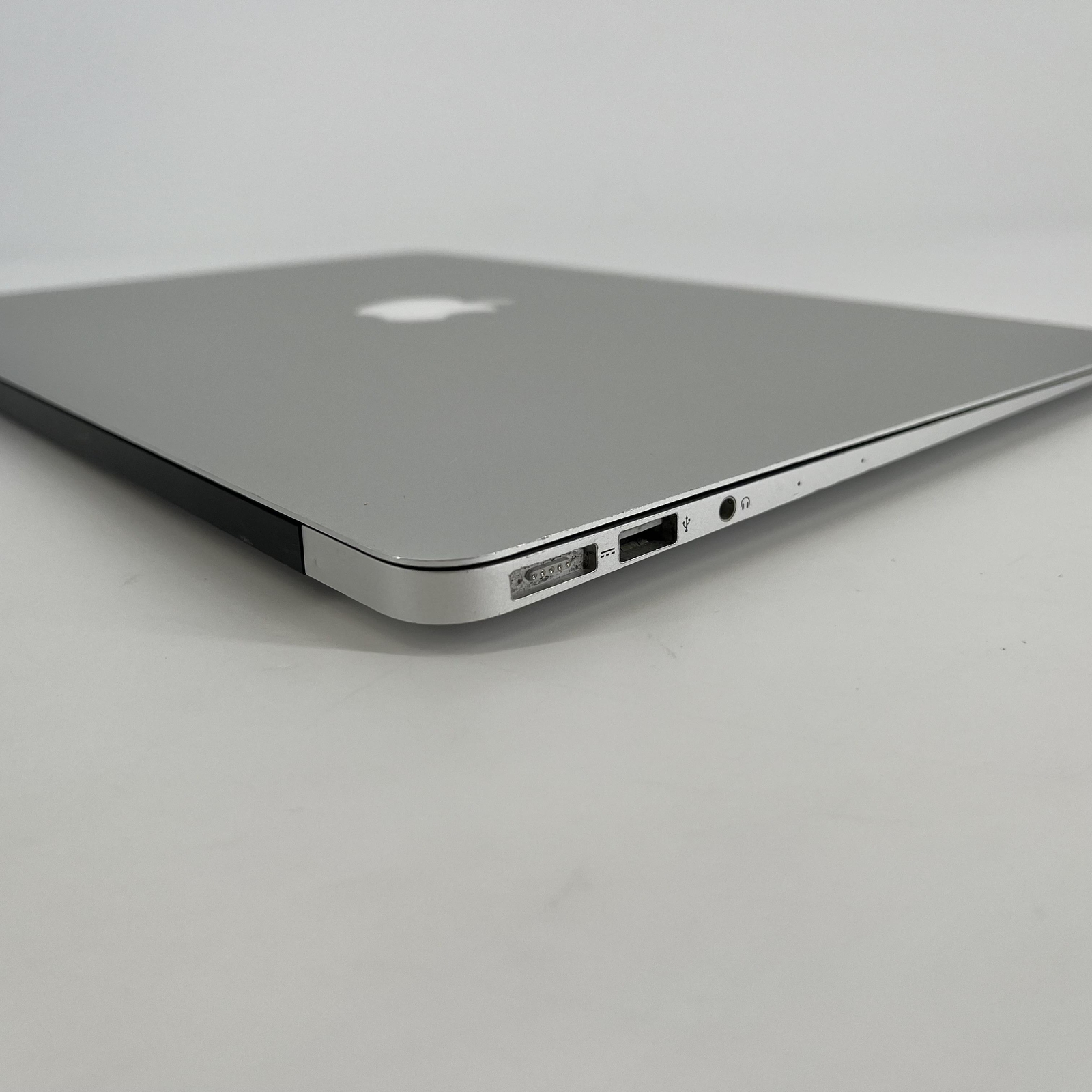 Apple MacBook Air 13 2017 1.8 GHz Intel Core i5 5th Gen 8GB 256GB SSD