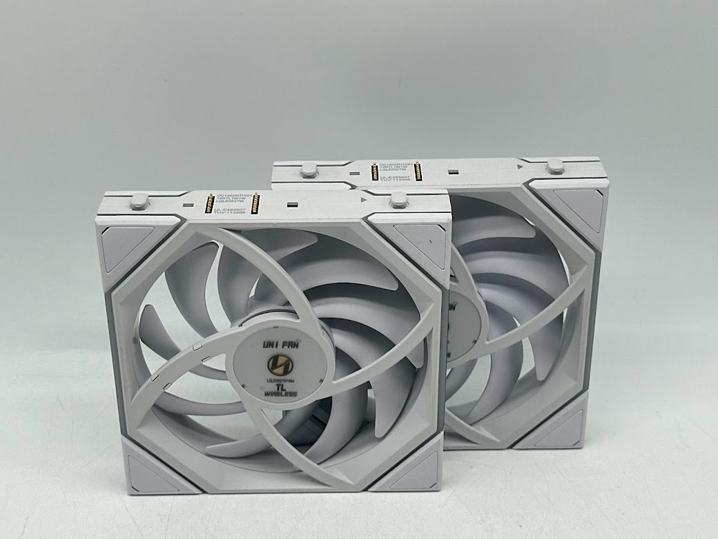 Lian Li Uni Fan Reverse TL Wireless Fluid Dynamic Bearing 140mm Case Fan – White