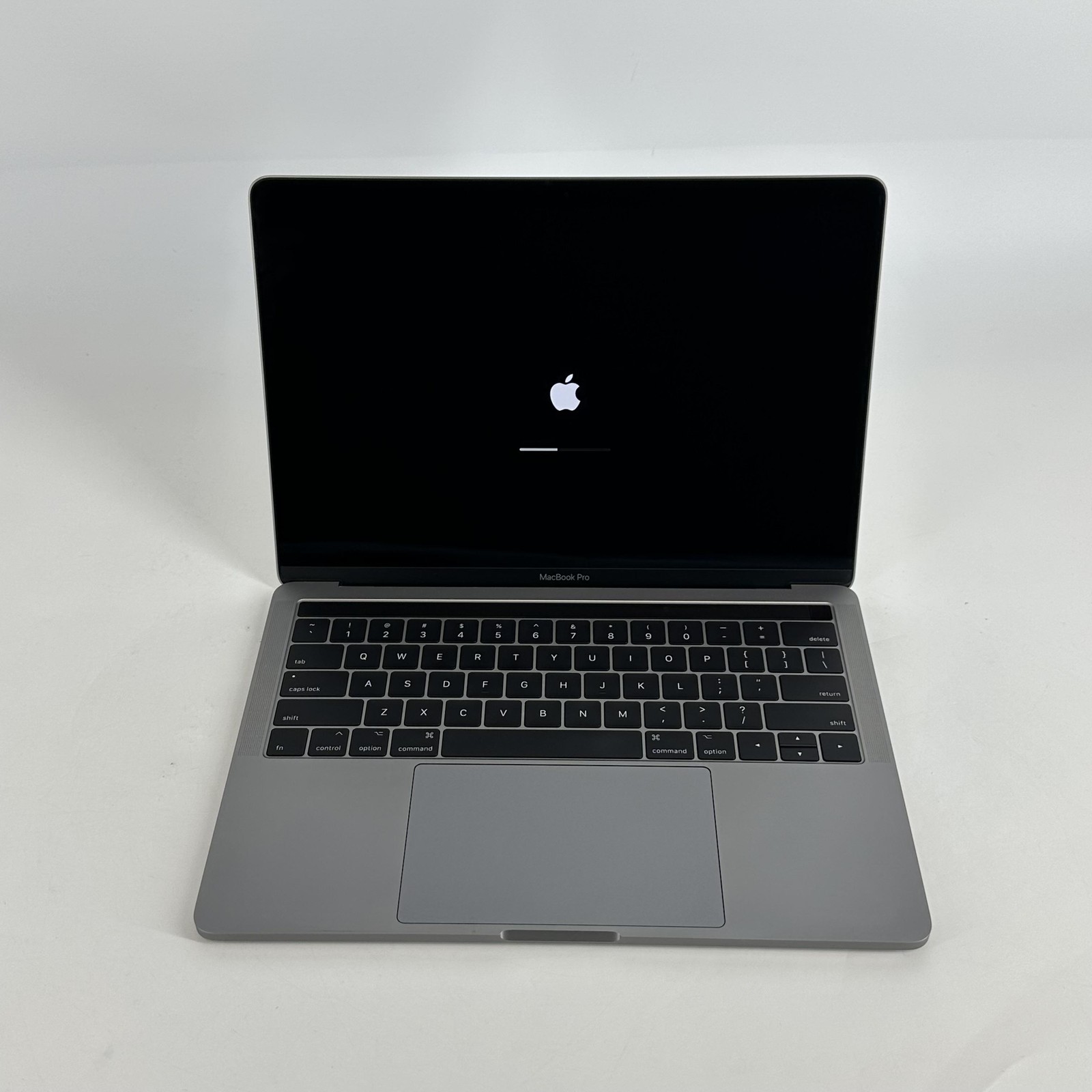 MacBook Pro 13 Space Gray 2017 3.1 GHz i5 7th Gen. 8GB 256GB SSD Good
