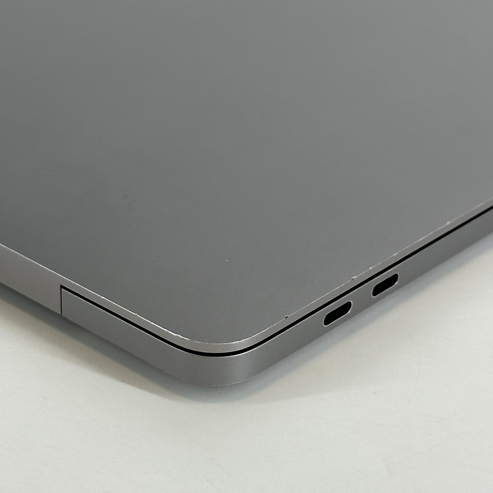 MacBook Pro 16 Touch Bar Space Gray 2019 2.6GHz i7 32GB 1TB AMD Radeon Pro 5500M
