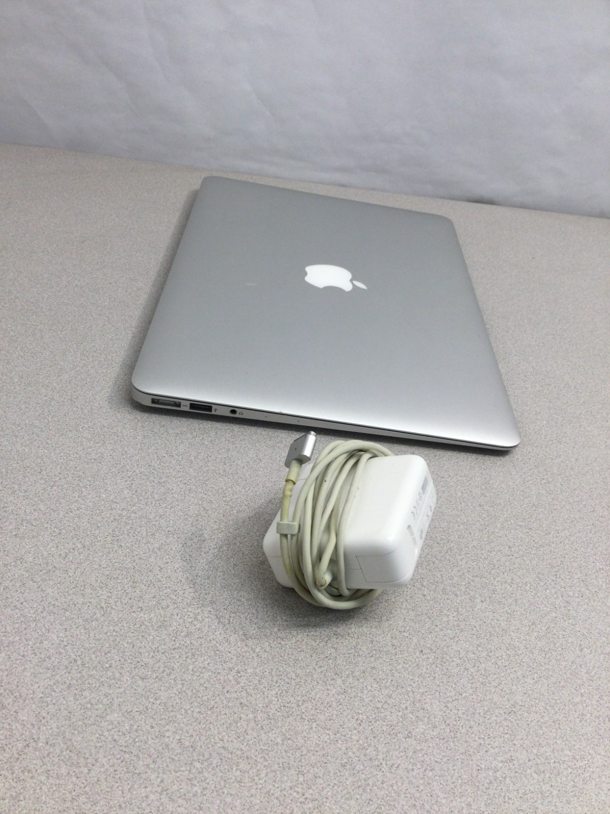 MacBook Air 13.3 in (128GB SSD, Intel Core i5 5th. Gen., 1.6GHz, 4GB RAM)