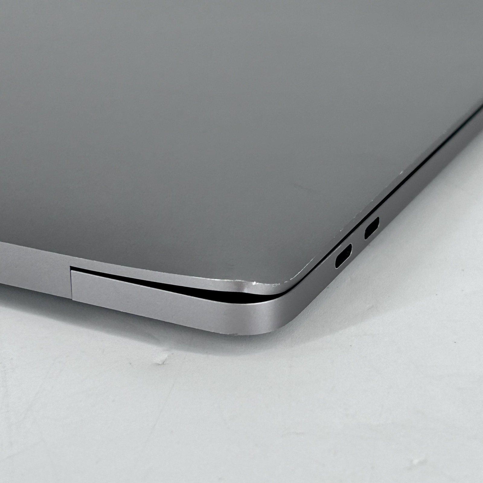MacBook Pro 16 Touch Bar Gray 2019 Core i9 16GB 1TB Radeon Pro 5500M LCD Bleed