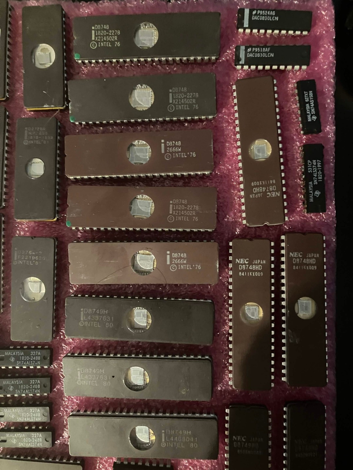 Many Used Vintage Computer Chips – some corrosion -untested