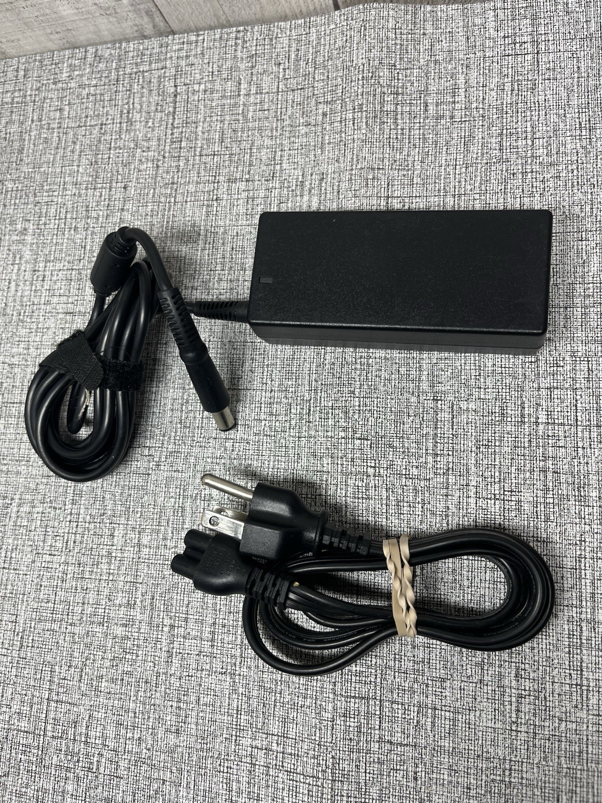 Dell Inc 65w-AC Adapter Model HA65NS5-00 Power supply
