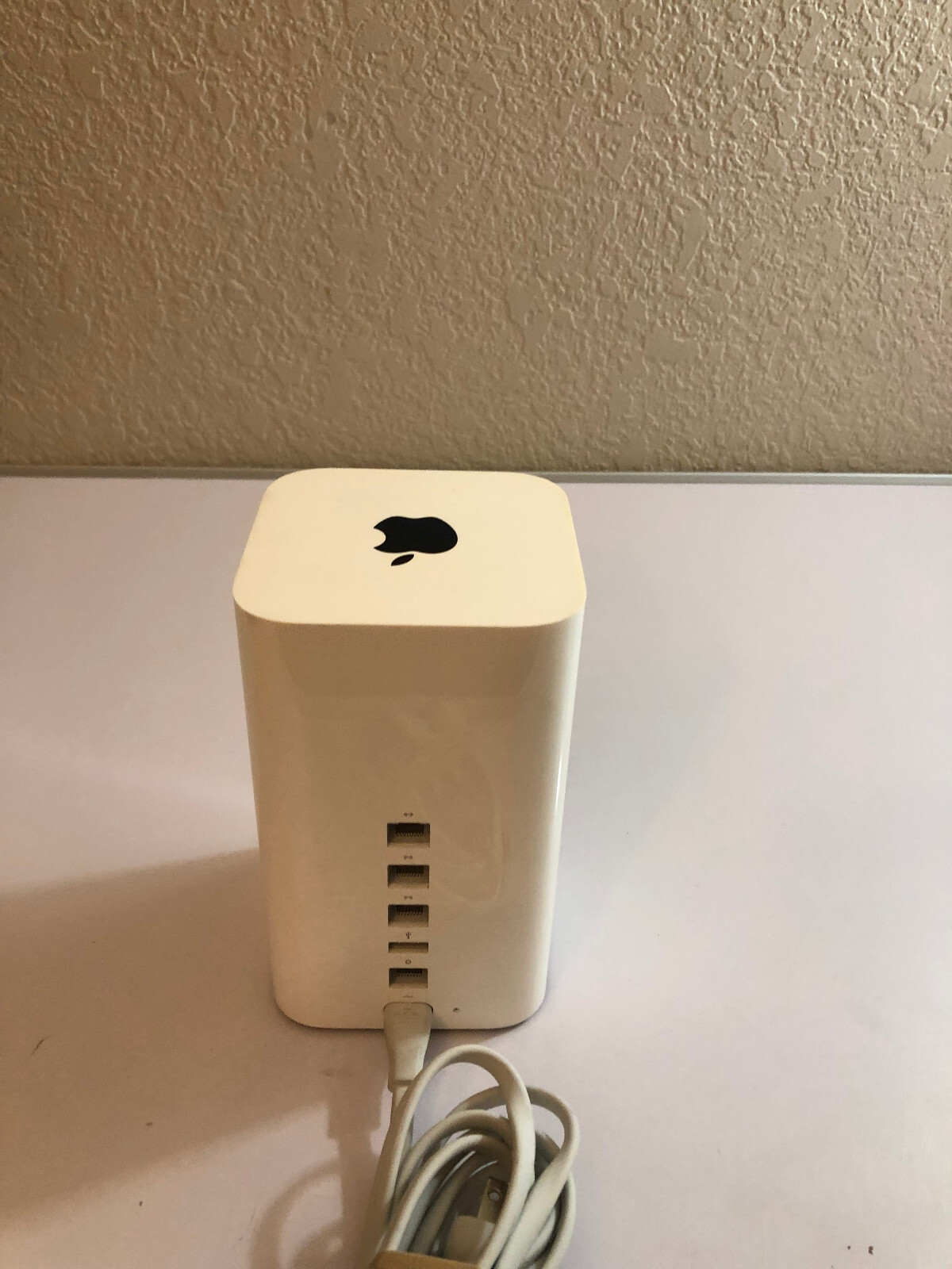 Apple AirPort Extreme Base Station A1521 Power cable may be black or white