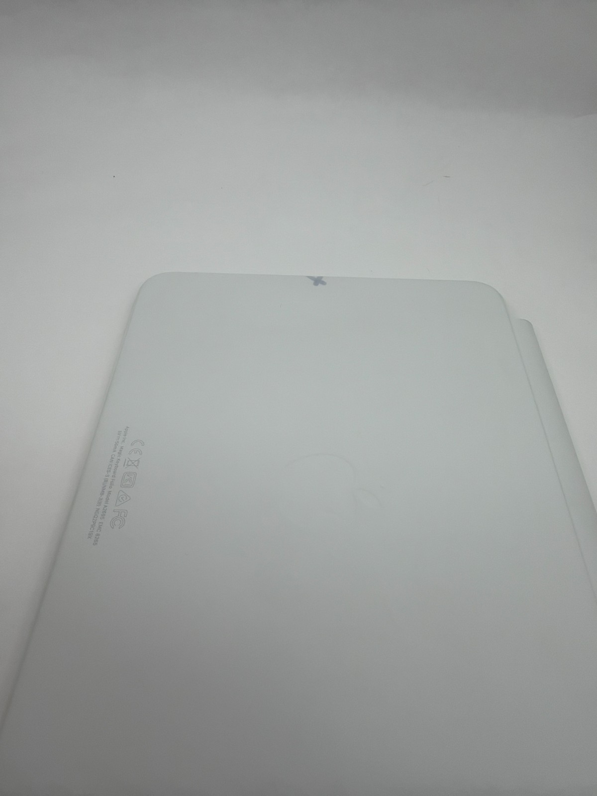 Apple Magic Keyboard Folio Case for Apple iPad 10.9″ A16 10th Gen white preowned