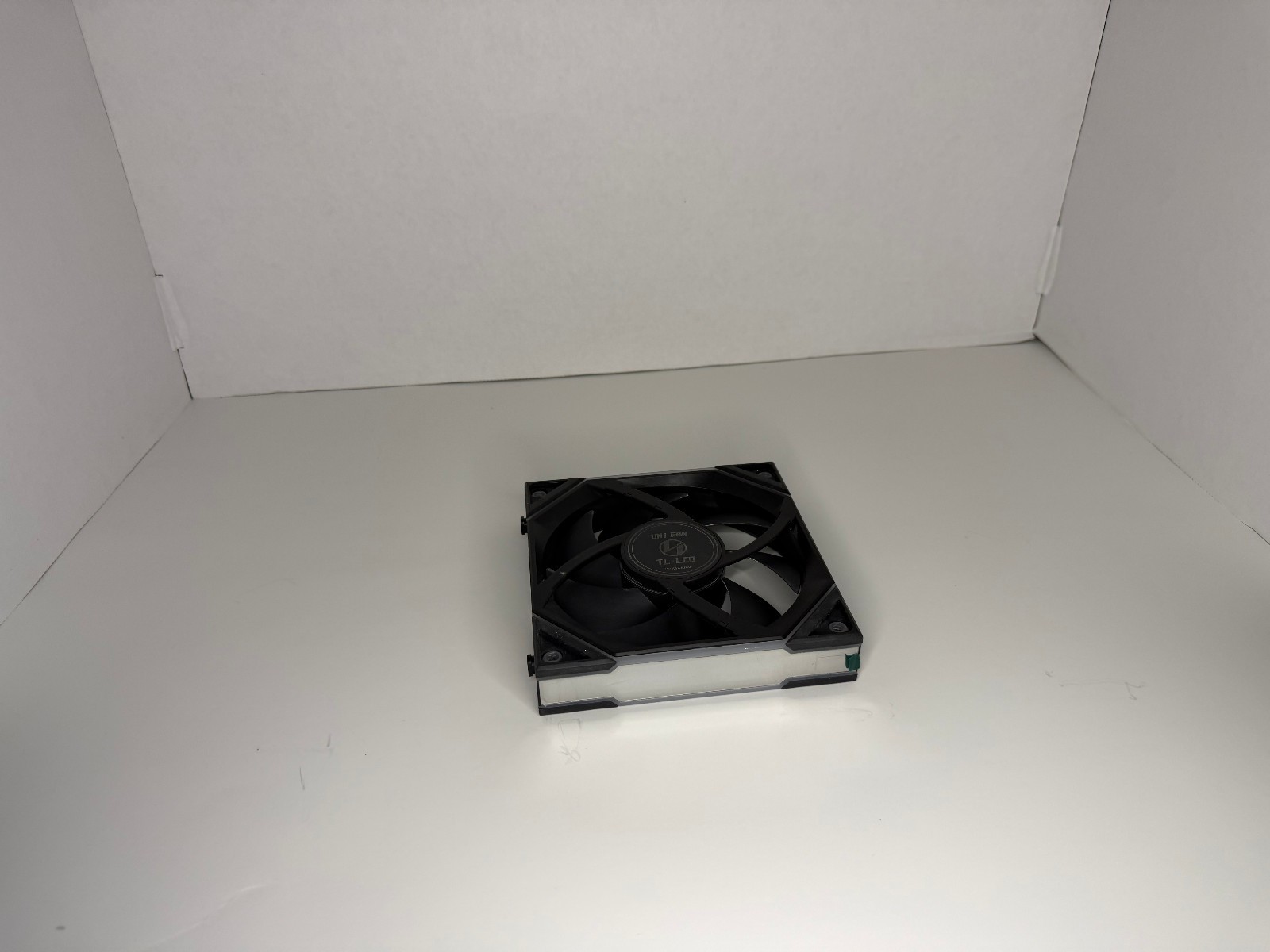 *Fans Only* Lian Li UNI FAN TL LCD 140mm Reverse – Black (1-Pack)