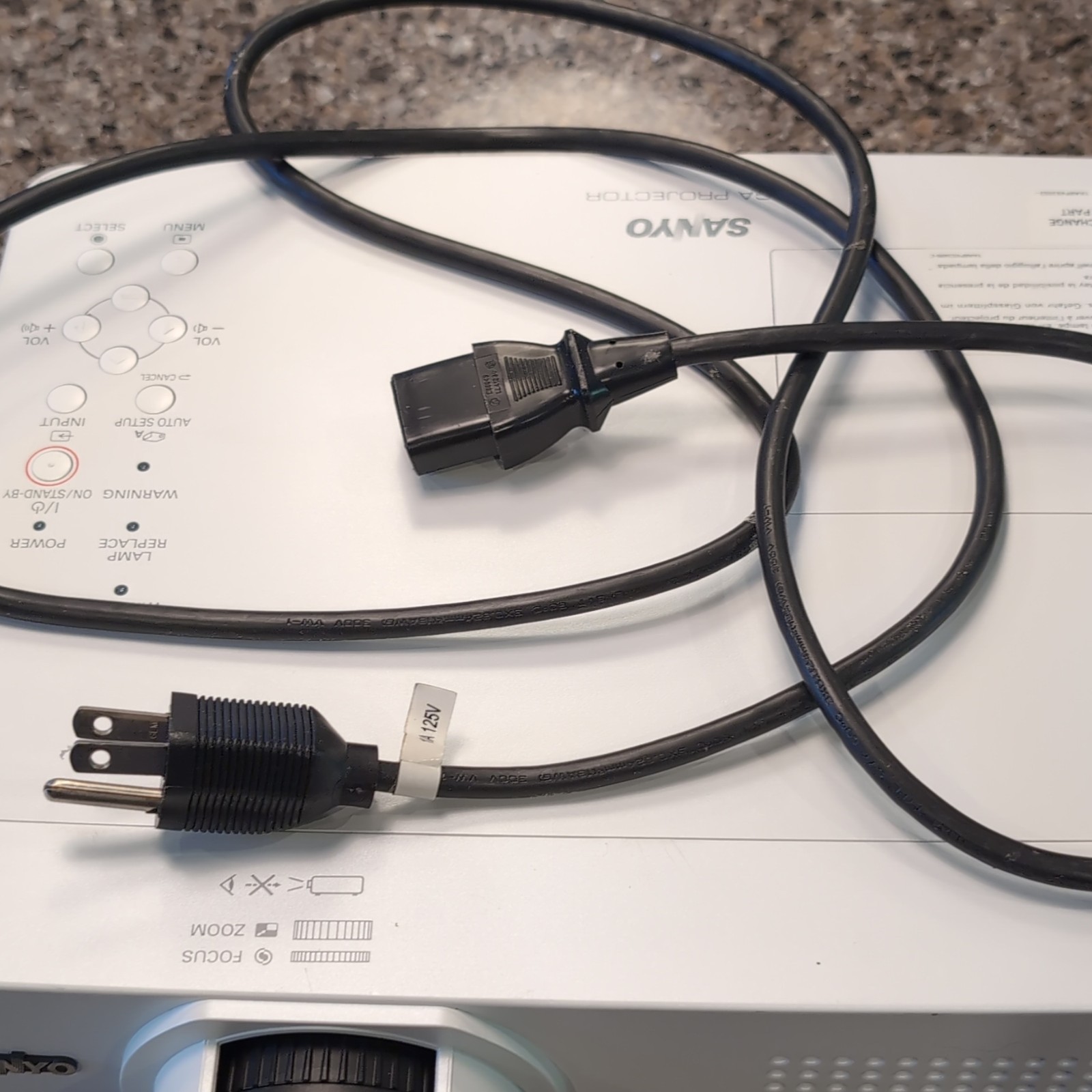 SANYO PLC-XU355 LCD Projector XGA 4000 ANSI 2000:1 Speakers VGA USB White