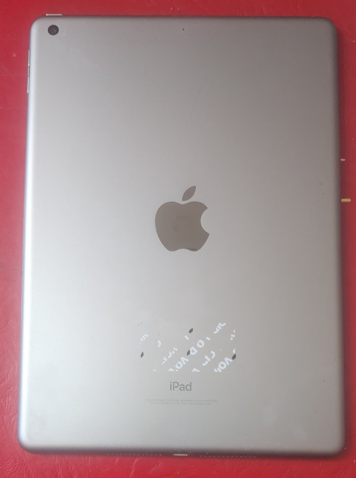 Apple iPad 6th Gen 32GB Silver Wi-Fi 9.7″ iOS 17 Tested and reset iPad ONLY