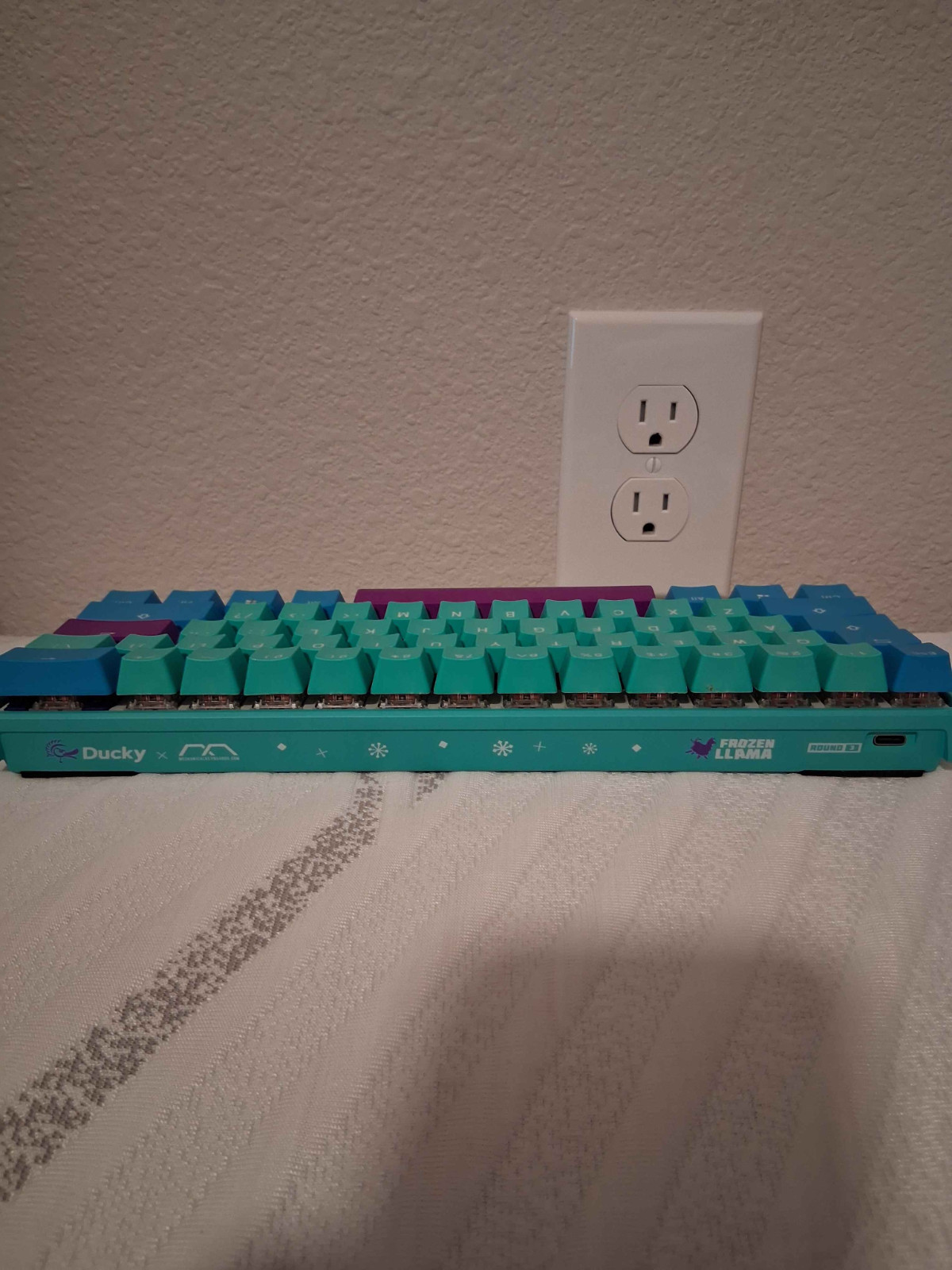 Ducky x MK Frozen Llama LIMITED Mini Mechanical Keyboard [WORKING. NO BOX.]