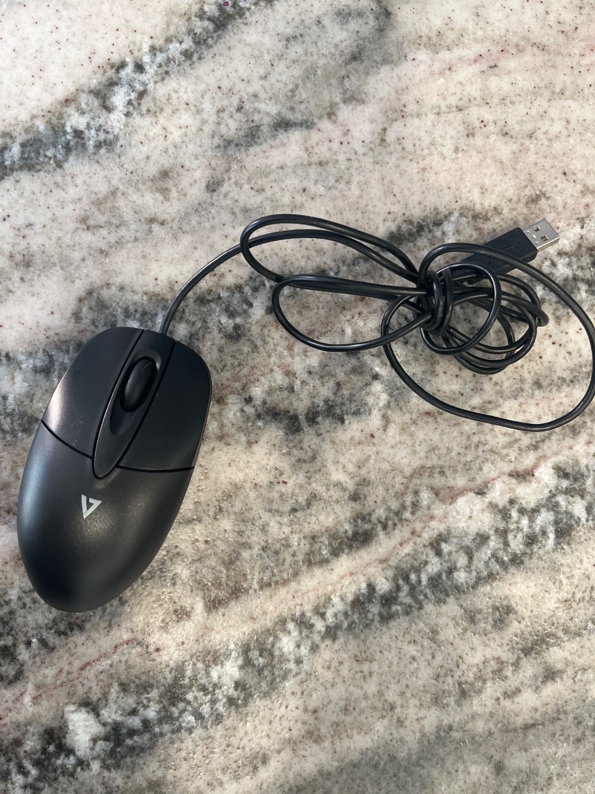 V7 M30P10-7N Wired USB Optical Mouse – ambidextrous 1000 DPI Plug & Play Black