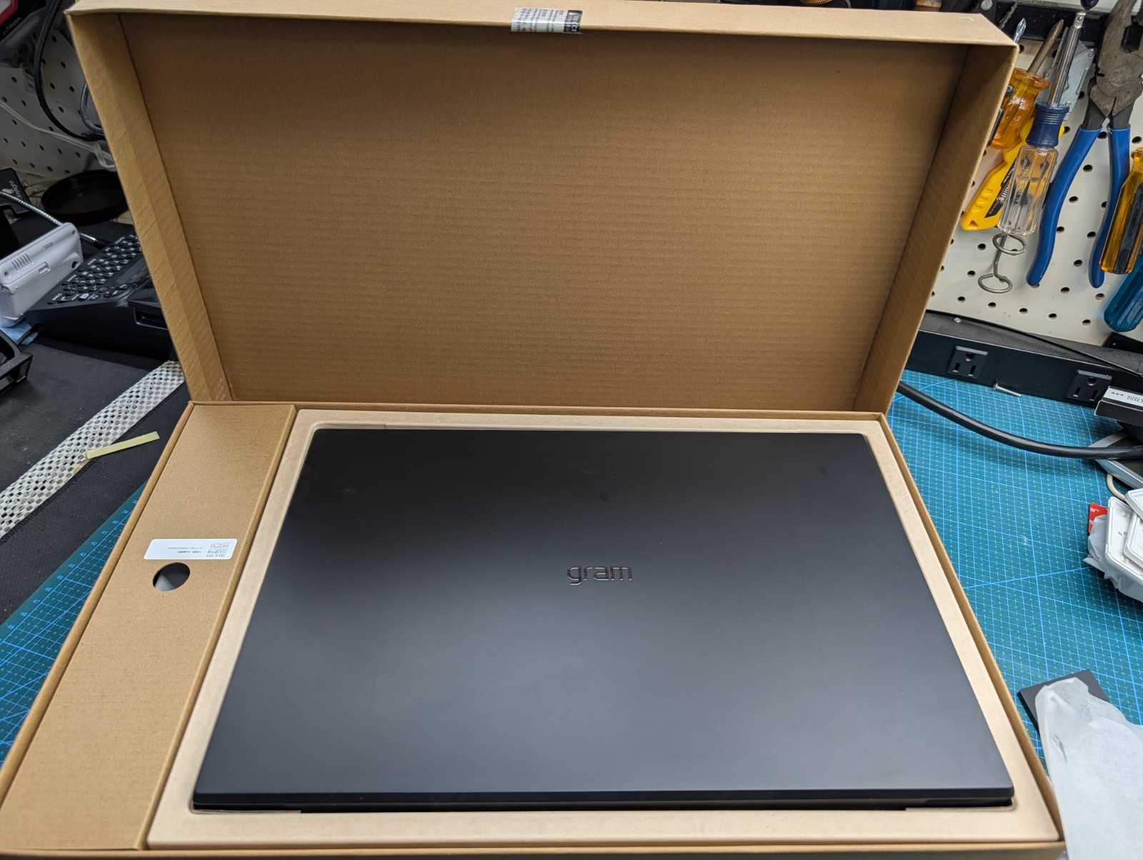 LG Gram 17″ Laptop Intel Core Ultra 7 258V 32GB 2TB SSD Win 11 Home 64-Bit