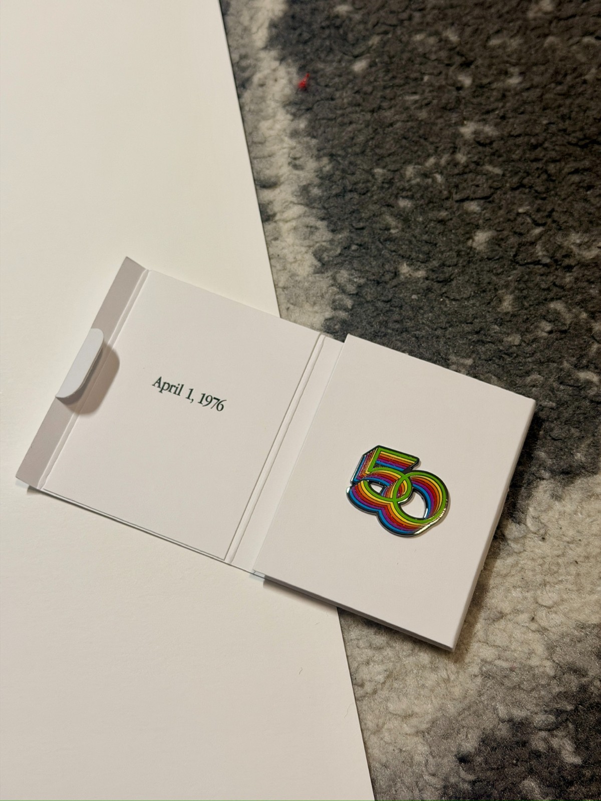 Apple 50 Year Anniversary Collection Set Thinking Different (poster and tee+pin)