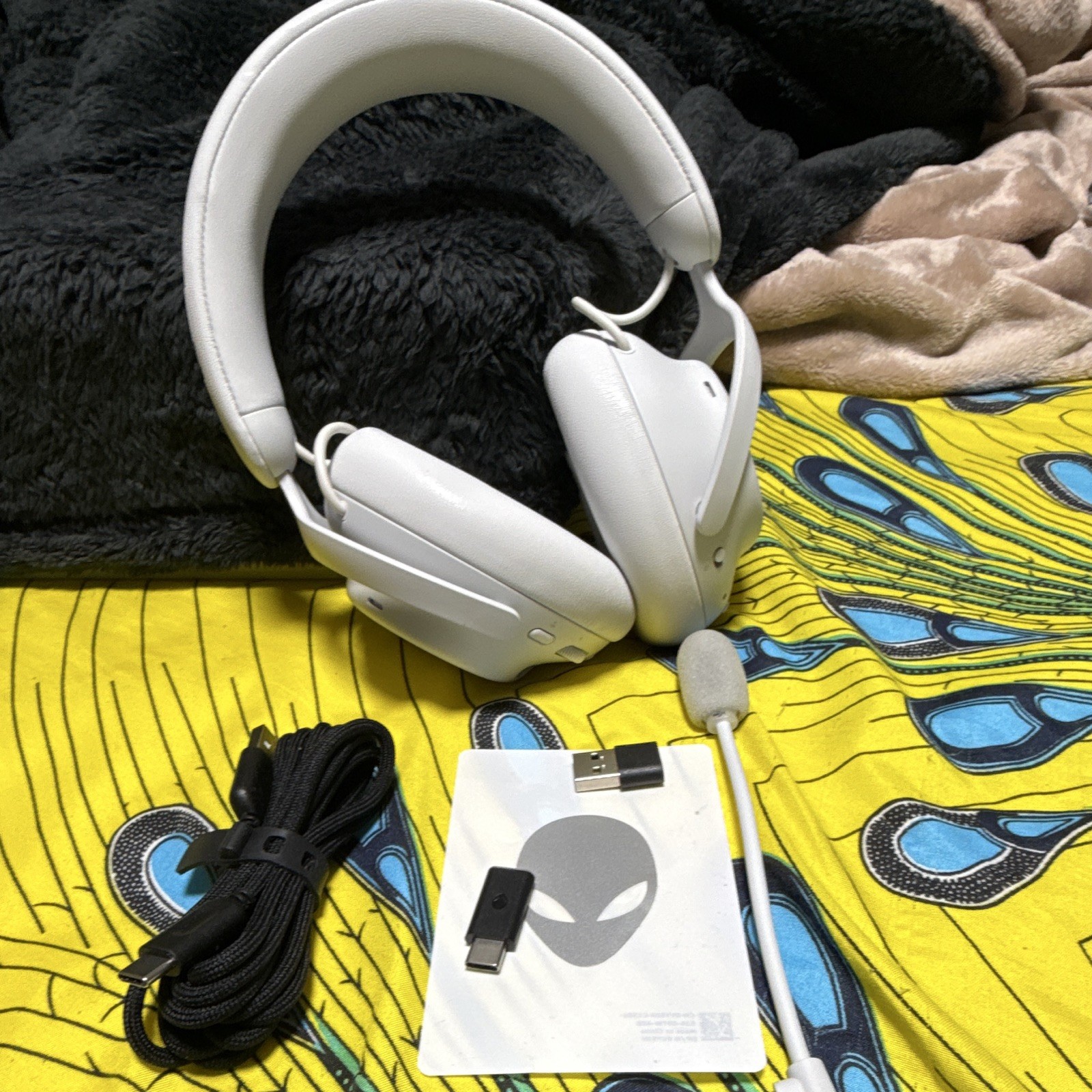 Alienware AW520H White USB Wired Over-Ear Gaming Headset w/ Boom Mic