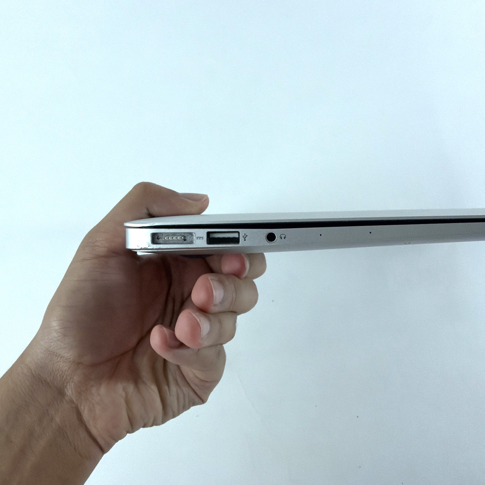 Apple MacBook Air 13.3″ (128GB SSD, Intel Core i5 5th Gen., 1.80 GHz, 8GB)…