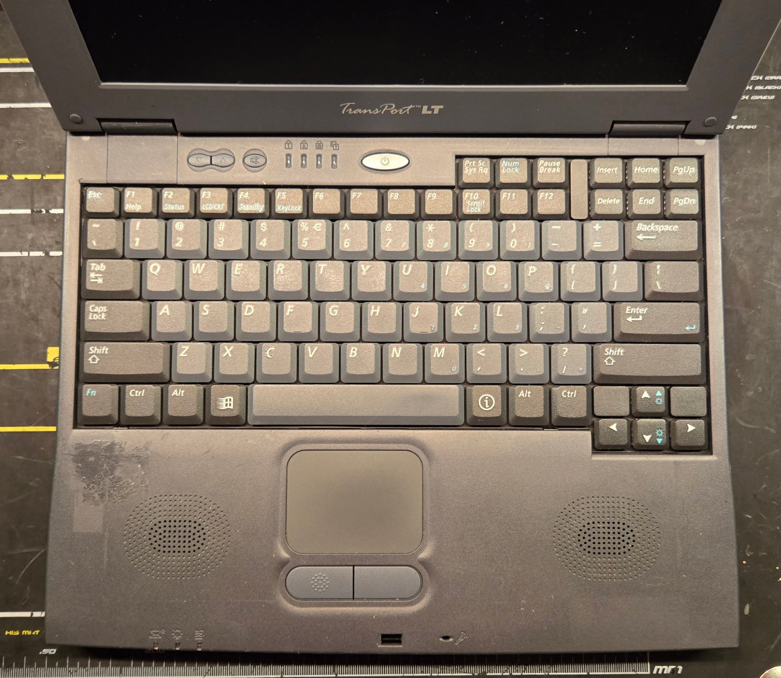 Vintage MicronPC Transport LT (Intel Pentium III E @ 600 MHz, 128 MB RAM, Win98)