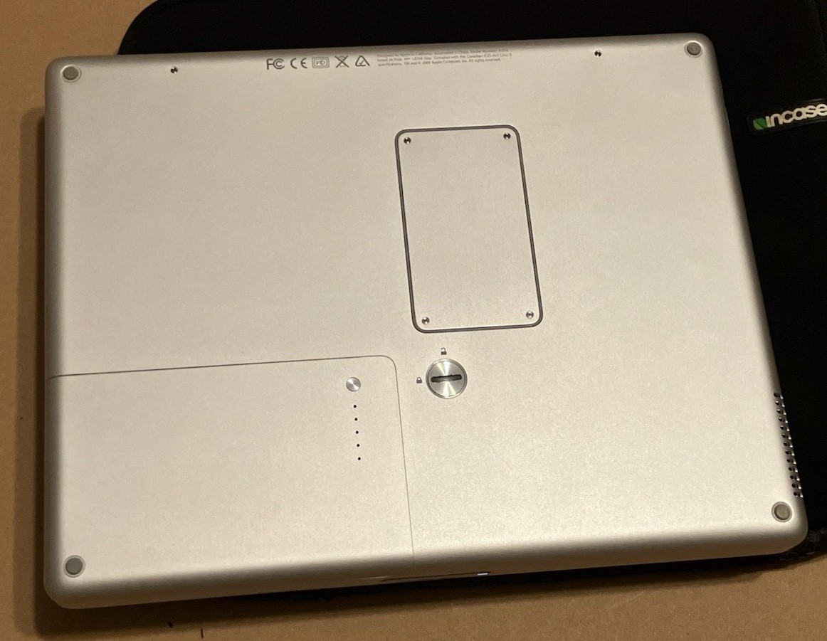 A1104 Aluminum PowerBook G4 12” 1.5 & Battery READ DESCRIPTION Flawed Fan Screen