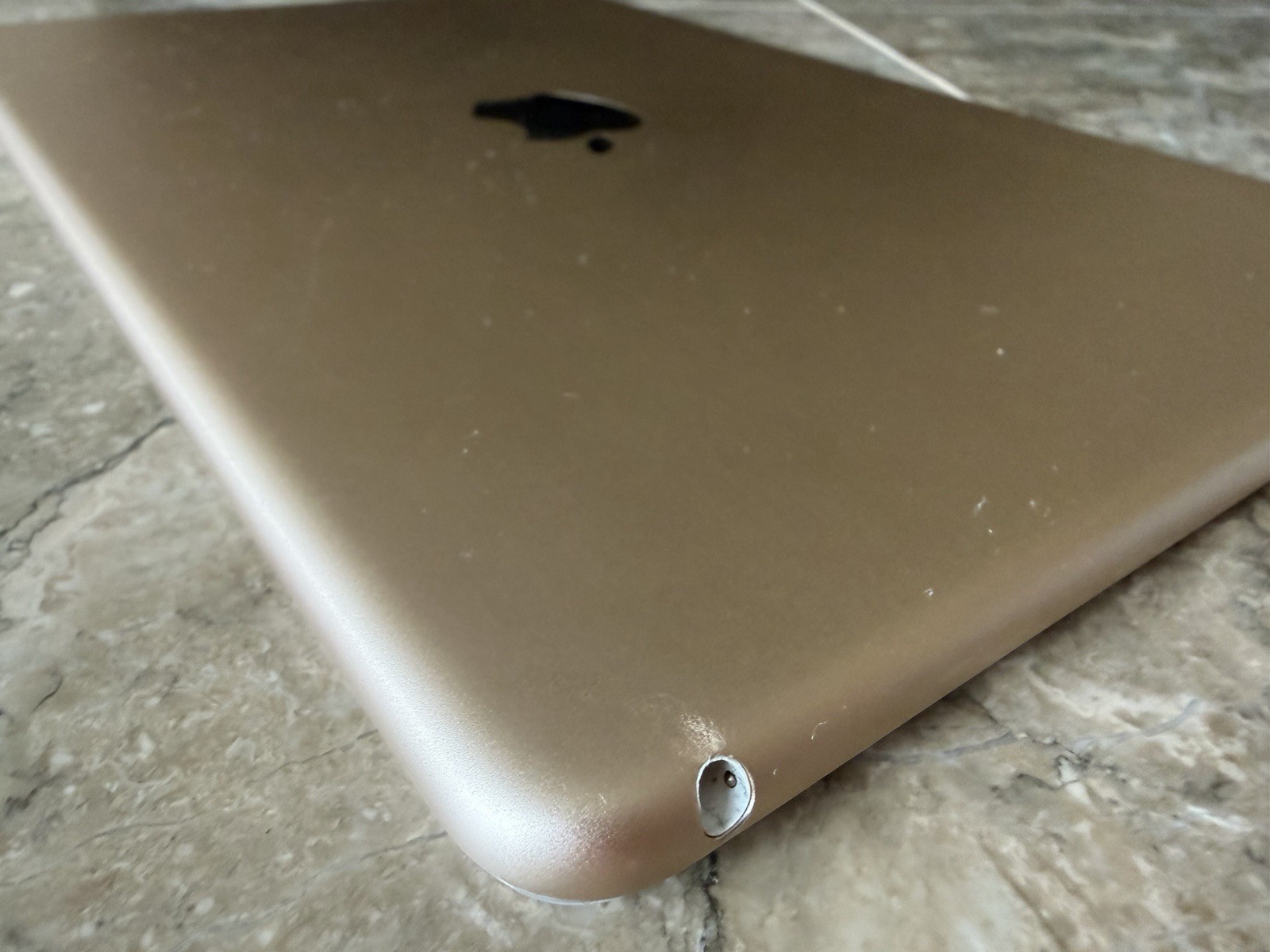 iPad Air 2 64gb Wifi – Gold, Great Working Condition. Very Few Scratches