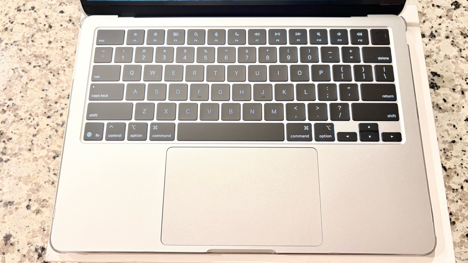 MacBook Air 13-inch 2025 M4 10CPU/10GPU 16GB/512GB Silver 100%, 5 Cycle