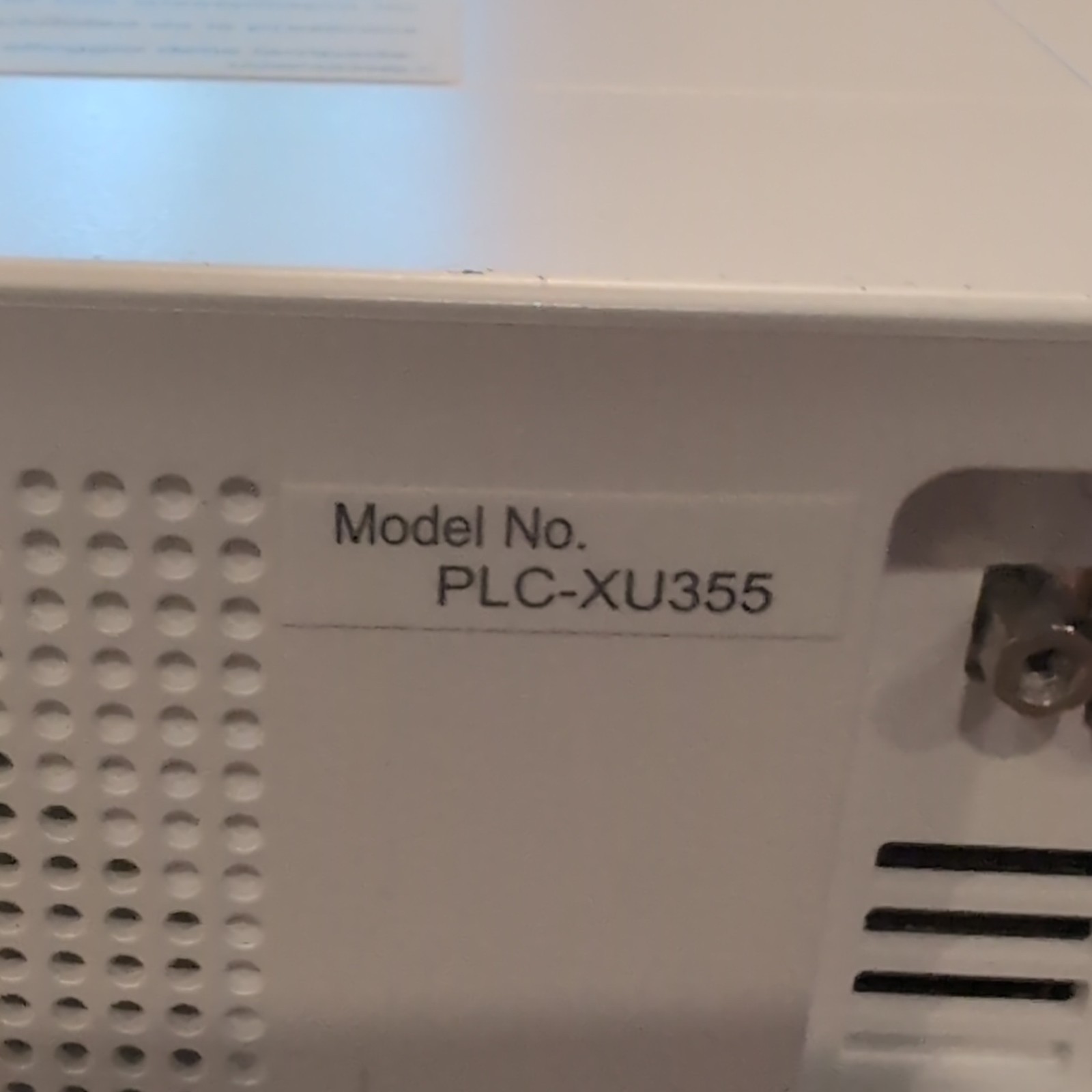 SANYO PLC-XU355 LCD Projector XGA 4000 ANSI 2000:1 Speakers VGA USB White