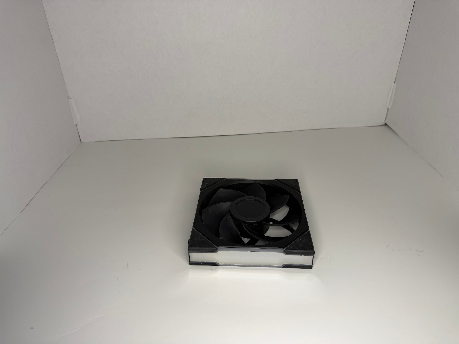 *Fans Only* Lian Li UNI FAN TL LCD 140mm Reverse – Black (1-Pack)