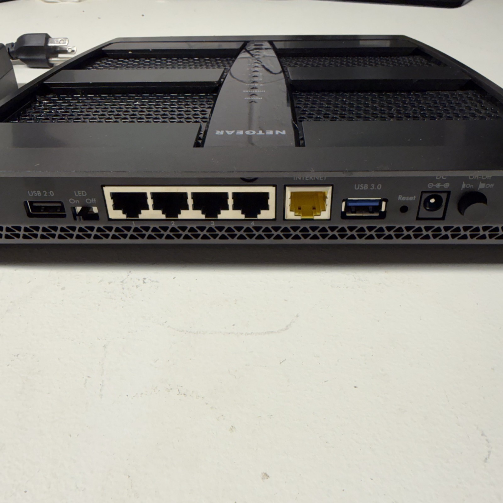 NETGEAR Nighthawk X6 R8000 AC3200 Tri-Band WiFi Router – Up to 3500 sq ft
