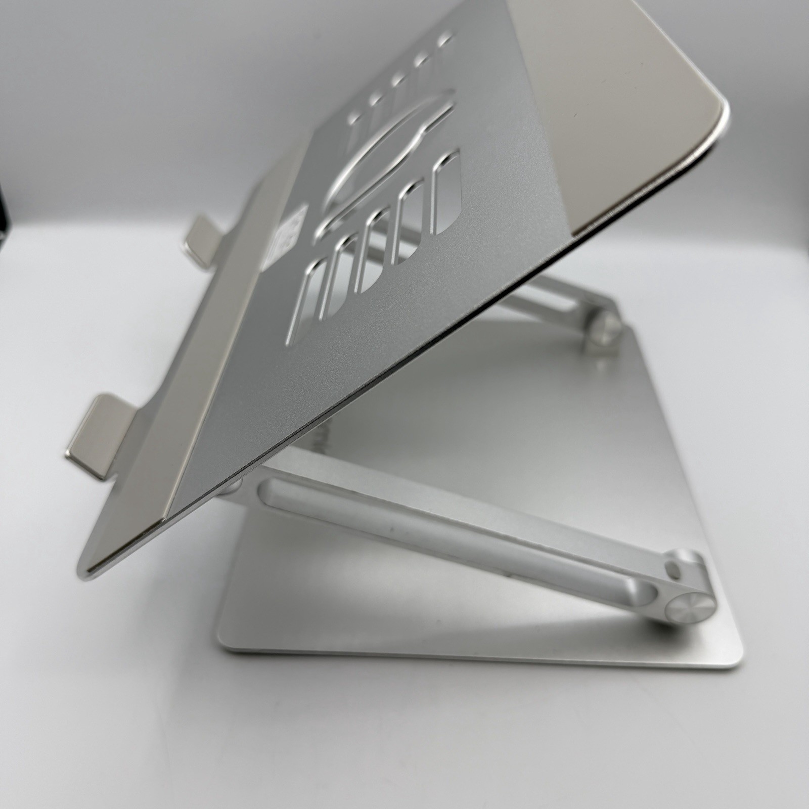 Lamicall Adjustable Aluminum Laptop Tablet Stand – LN09-Silver – Nice