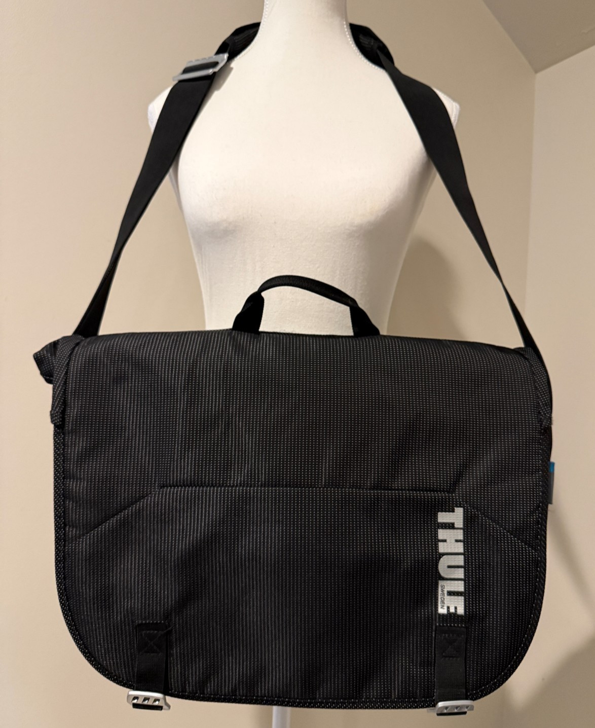 THULE Messenger Padded Transit Work Crossbody Laptop Black