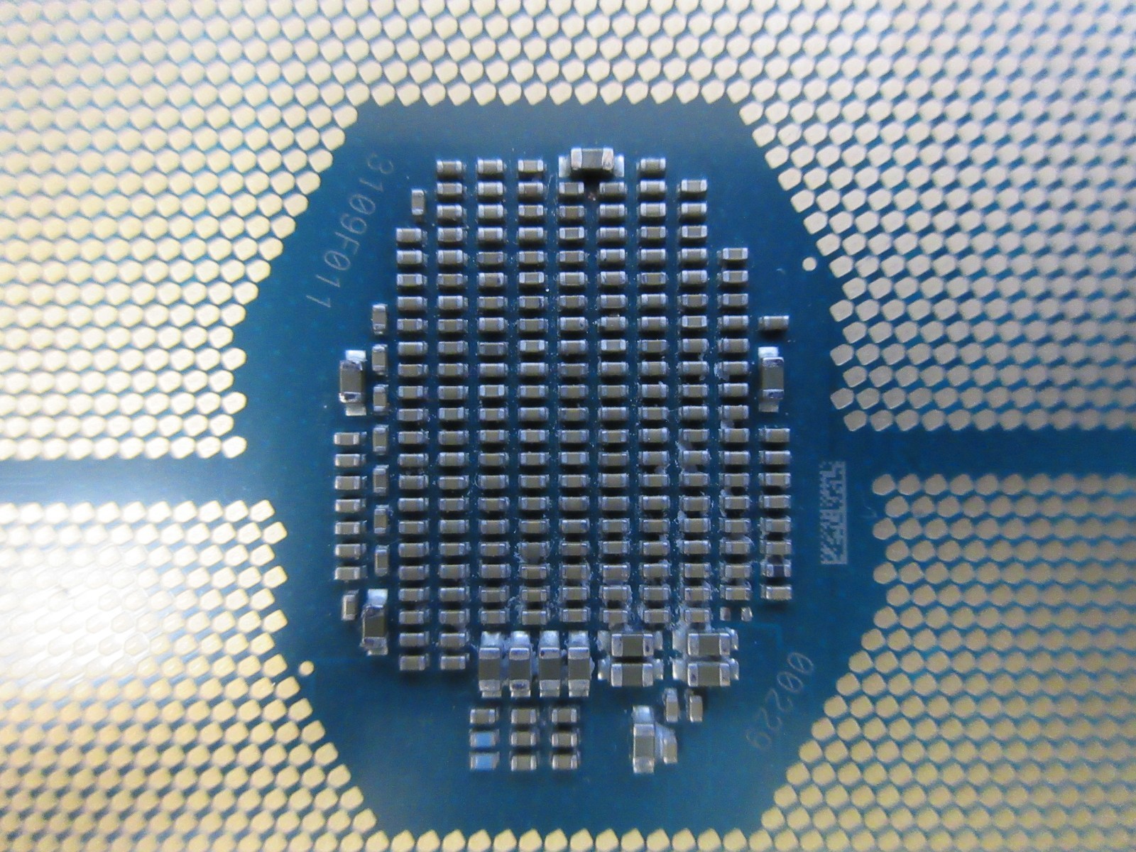 Lot 6 of SRG1W : Intel Xeon Silver 4214R 2.40GHz : 12 Core : FCLGA3647 – Grade C