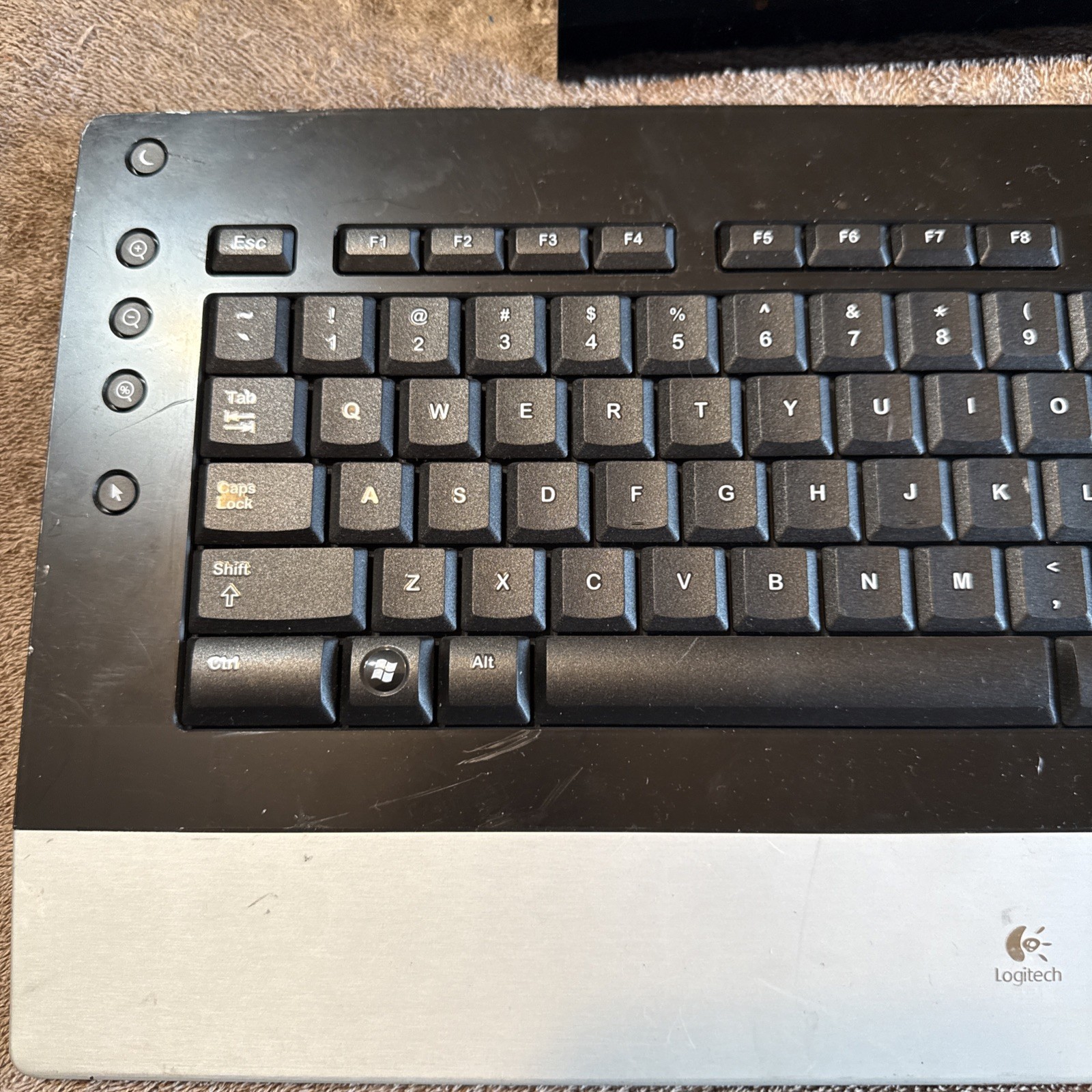 Logitech DiNovo Edge. Wireless Bluetooth Keyboard &- Charging Dock Y-RAY81