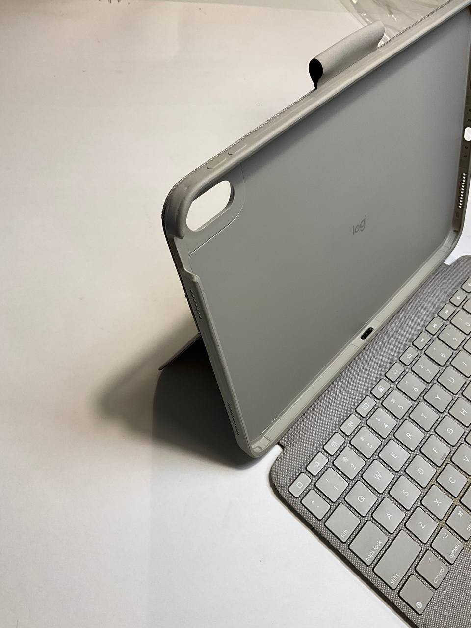 Logitech – Combo Touch Keyboard and Trackpad Case for Apple iPad