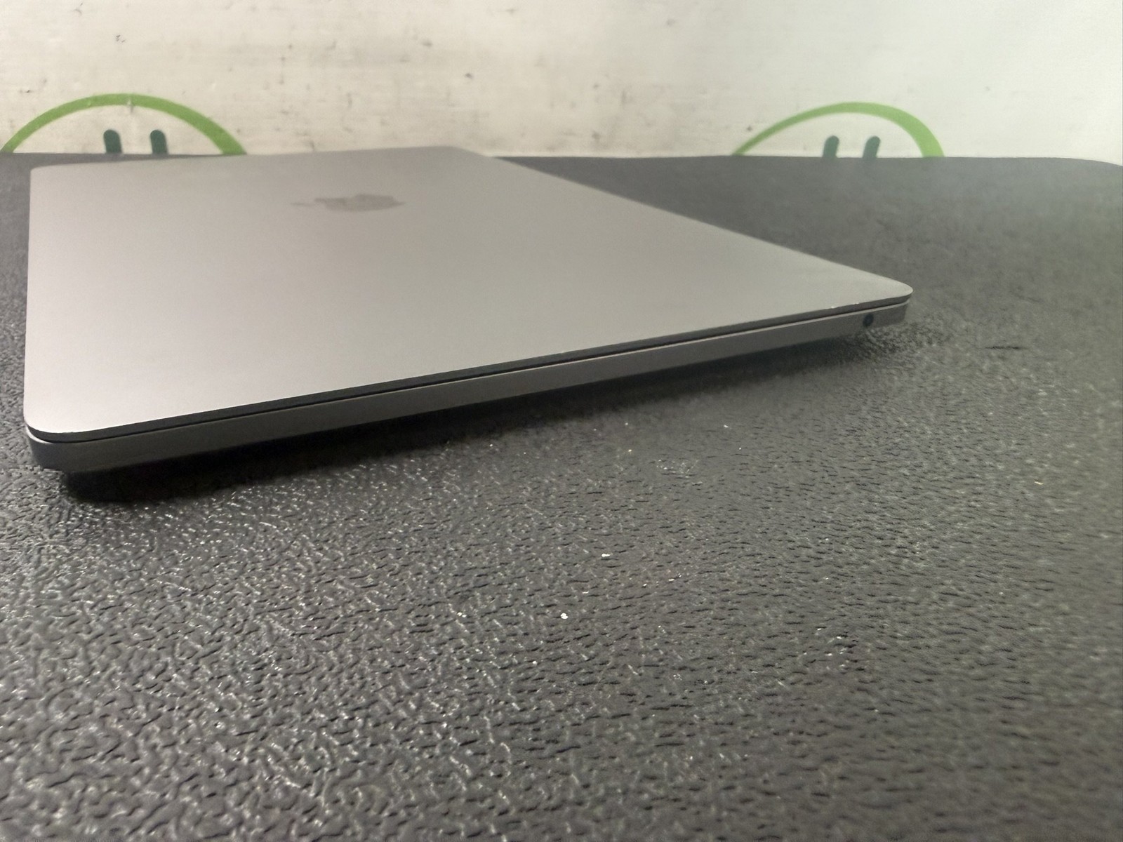 Apple MacBook Pro 13″ A2338 2020 M1 8GB Ram 256GB SSD 82% BH – READ
