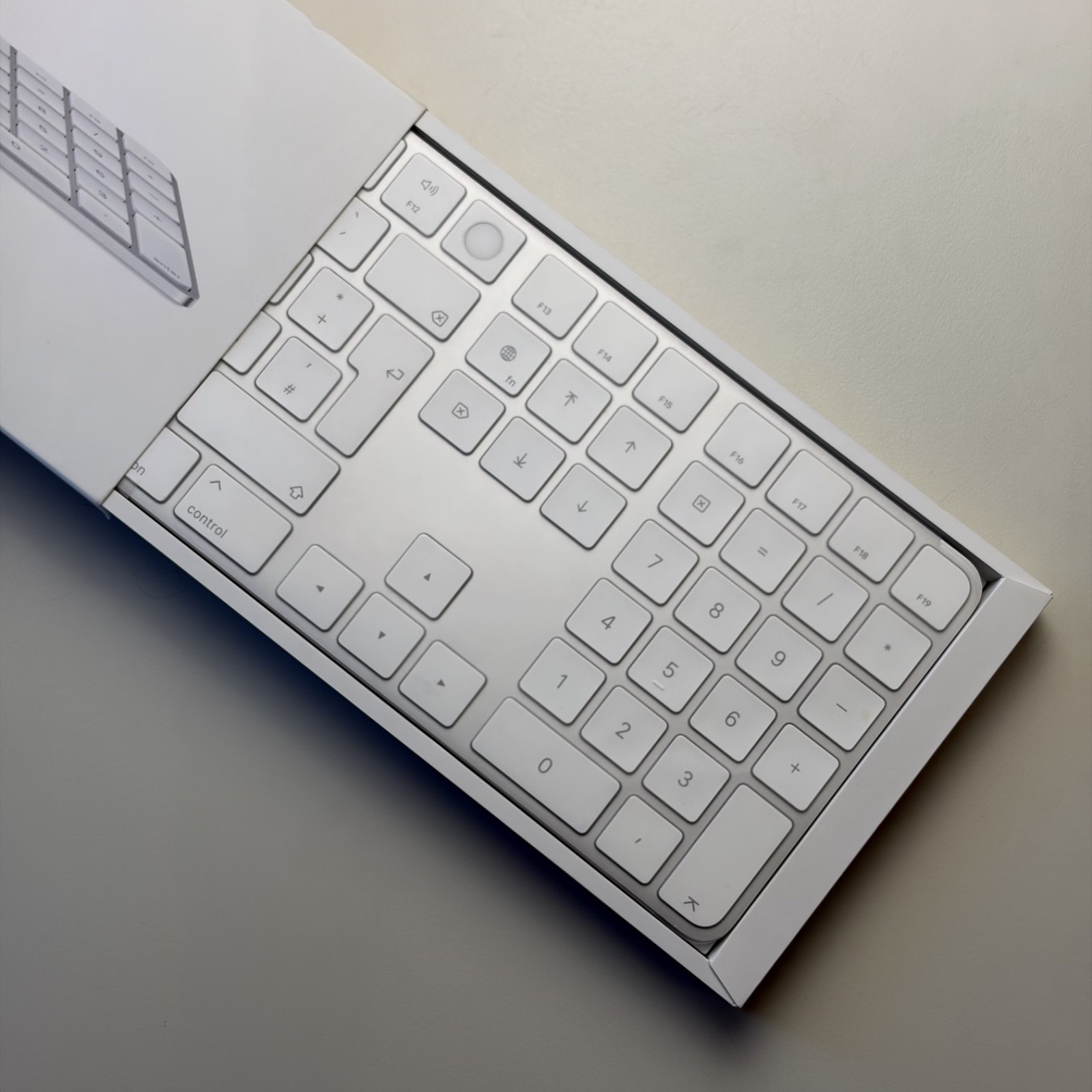 🌟EXCELLENT🌟 Apple Magic Keyboard with Touch ID and Numeric Keypad ⚡️Lightning Shipping⚡️