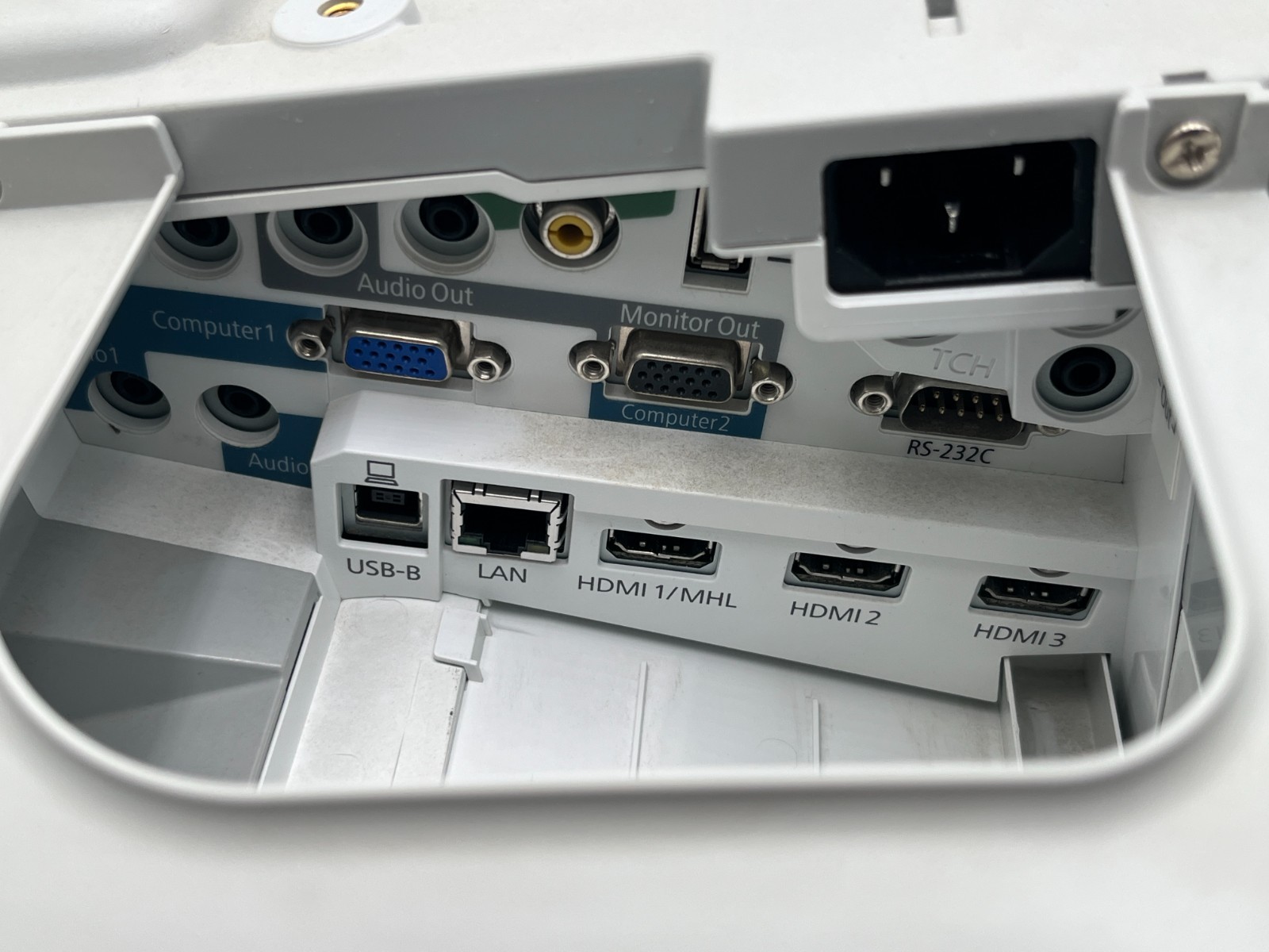 Epson BrightLink 695Wi Short-Throw 3LCD 3500 Lumens HDMI W/ Remote 260 HOURS