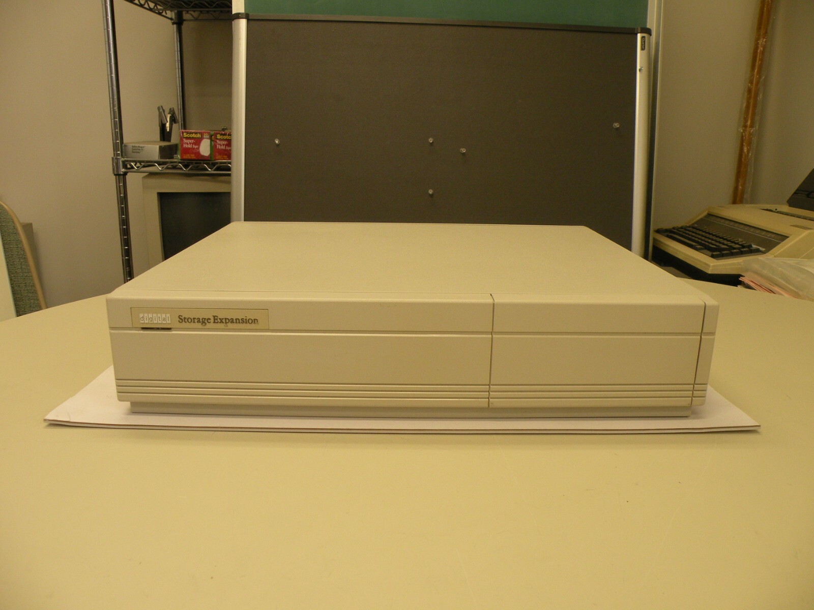 DEC SZ12C-XA BA42A STORAGE EXPANSION CHASSIS W/ RZ57-E 1GB 5.25″ SCSI HDD