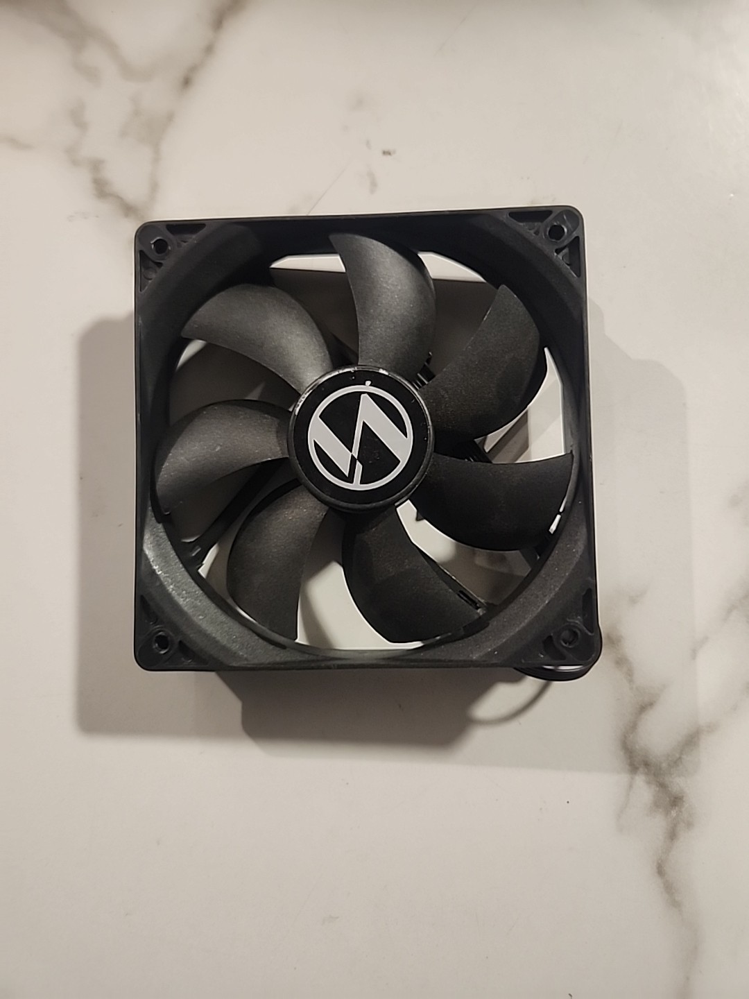 lian li Pc fan 4 pin pwm 12 volt 0.2 A 800-1500 RPM