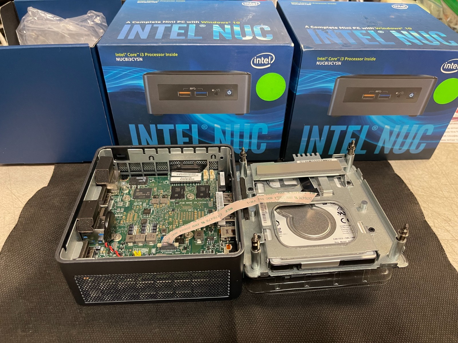 Intel NUC8i3CYSN i3-8121U, Radeon 540, *4GB RAM, 1TB HDD, Win10 – Retail Box