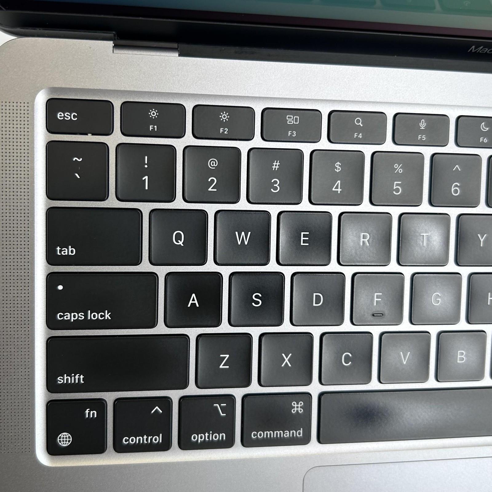 MacBook Air 13 Space Gray 2020 M1 8-Core CPU 7-Core GPU 8GB 256GB White Spots