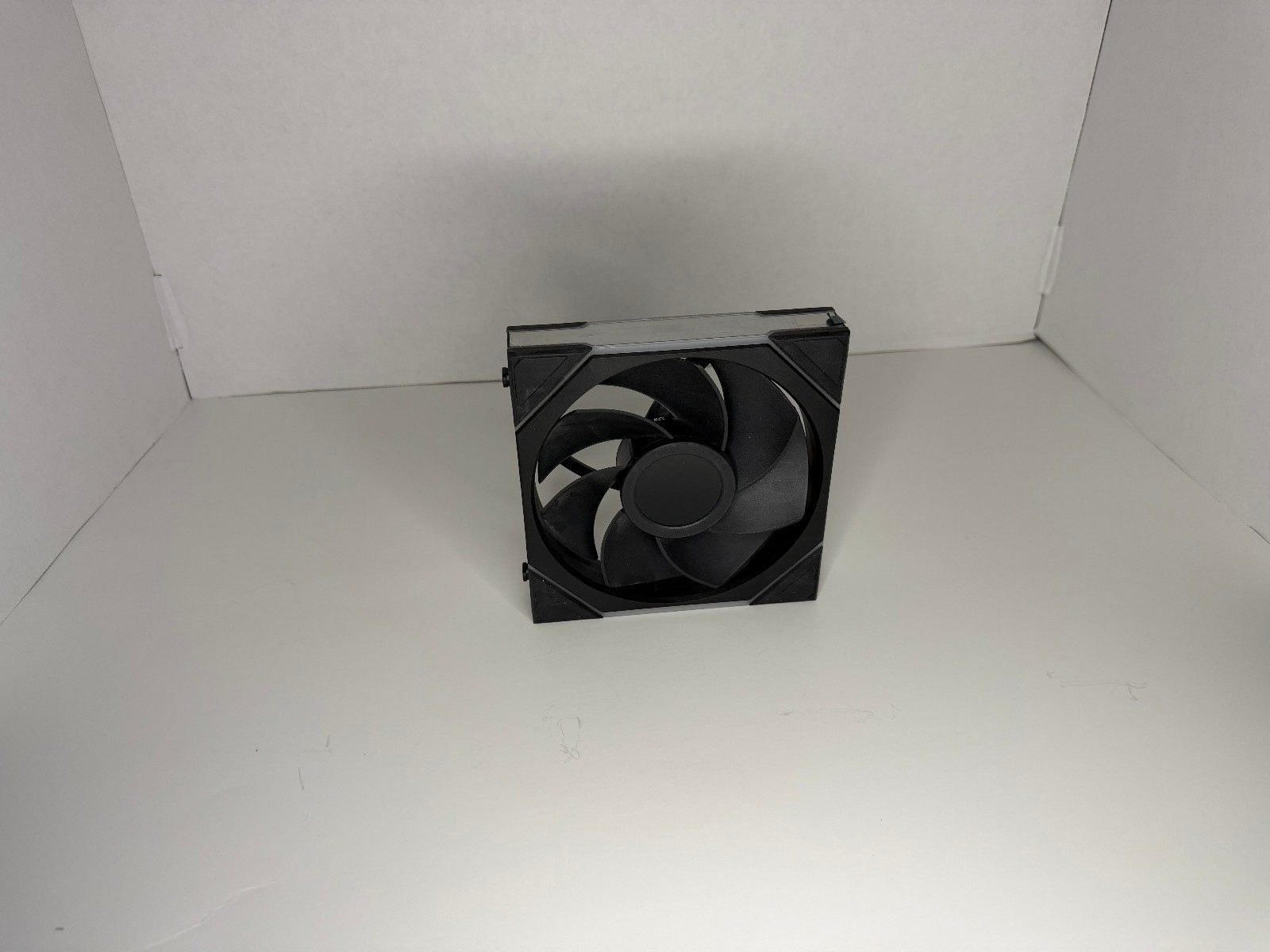 *Fans Only* Lian Li UNI FAN TL LCD 140mm Reverse – Black (1-Pack)
