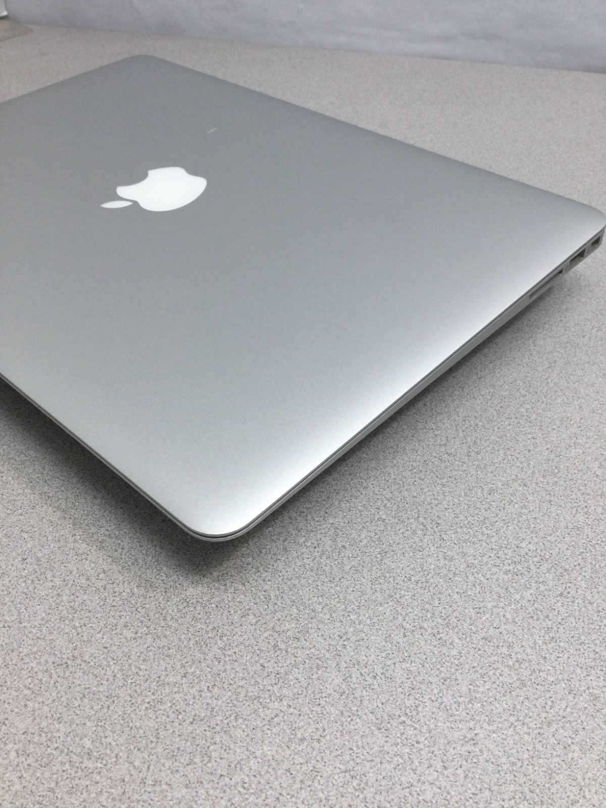 MacBook Air 13.3 in (128GB SSD, Intel Core i5 5th. Gen., 1.6GHz, 4GB RAM)