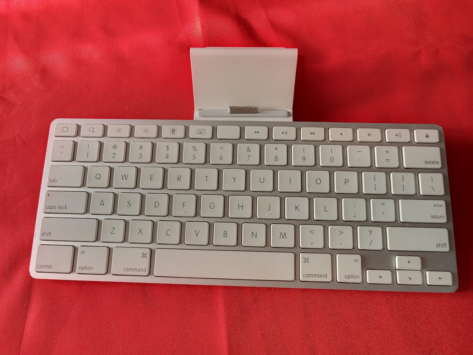 OEM Apple Keyboard Dock Connector A1359 30-p for iPad 1 & 2 Gen Working. As Is