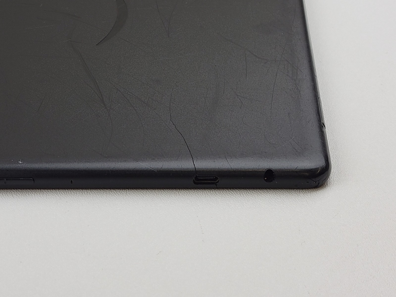 Amazon Fire HD 10 (13th Gen.) (TG425K) 32GB (Wi-Fi) 10.1″ – BLEMISHED – H8294