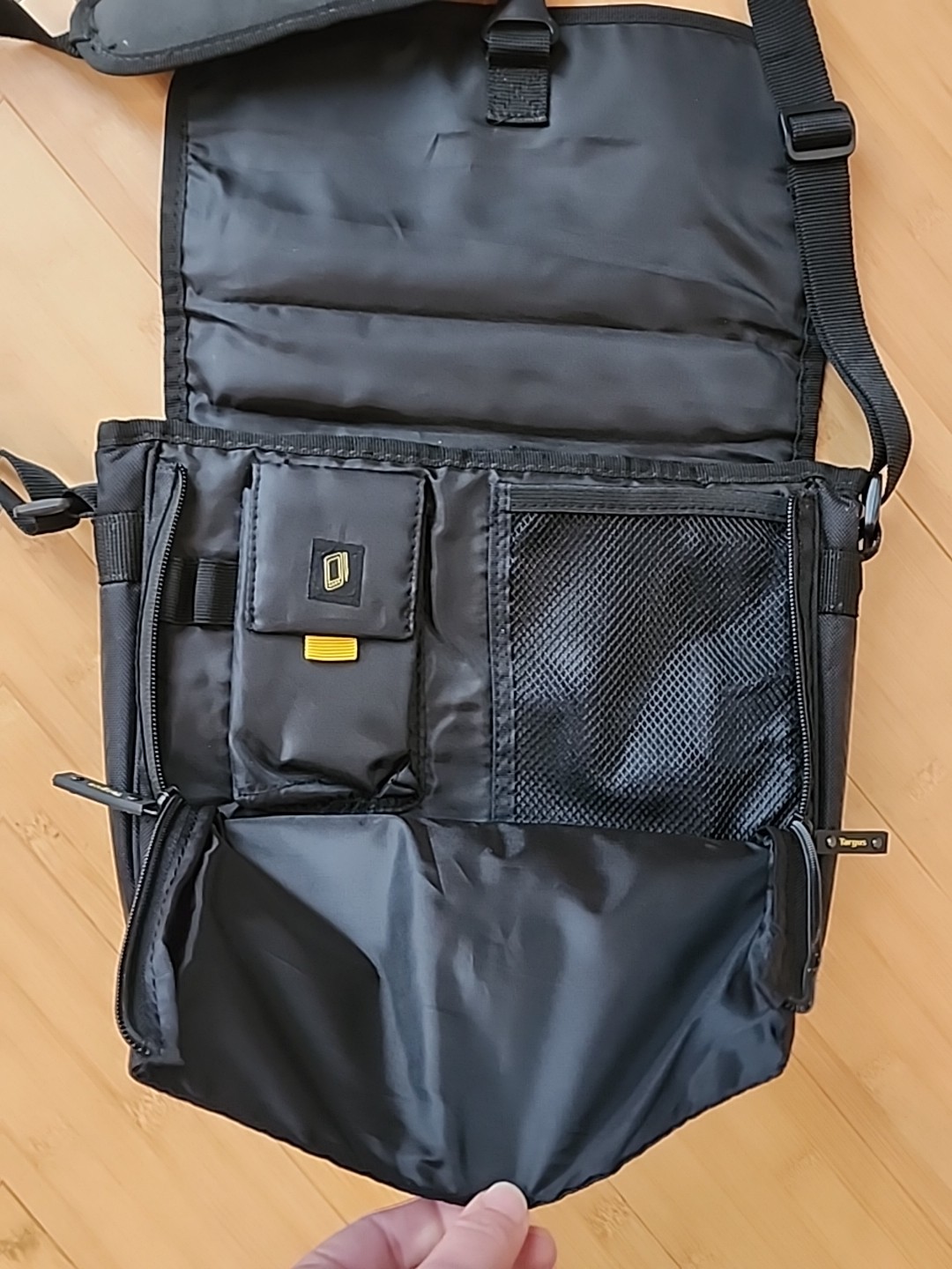 Targus Mini 10.2″ Tablet Messenger Black Gray Bag Case 11.7″H x 8.5″W x 2.5″D