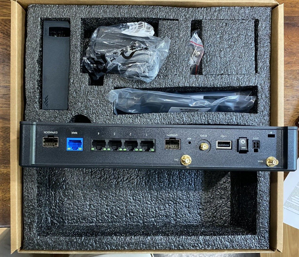 Cradlepoint E300 E350 Series Router 300 Mbps – BF01-0300C4D-NN – Open Box