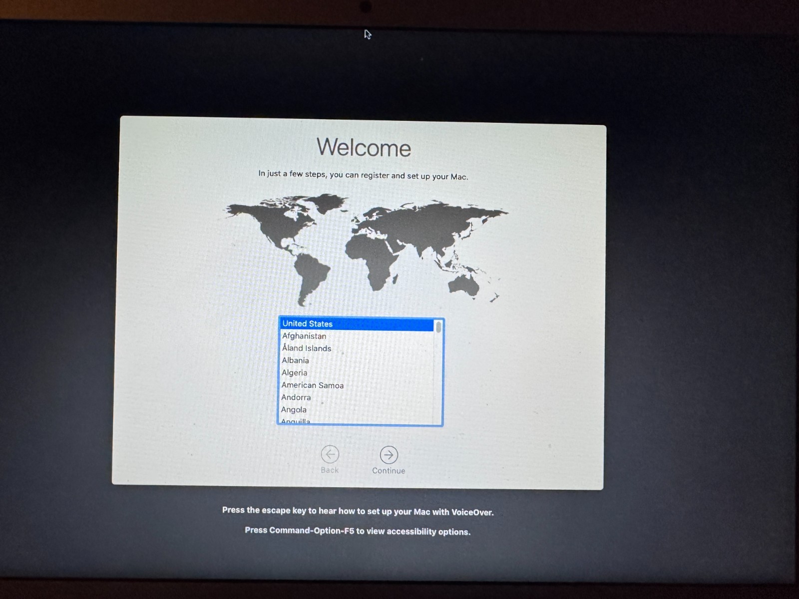 Apple MacBook Air 13.3″ (128GB SSD, Intel Core i5 5th Gen., 1.80 GHz, 8GB)…