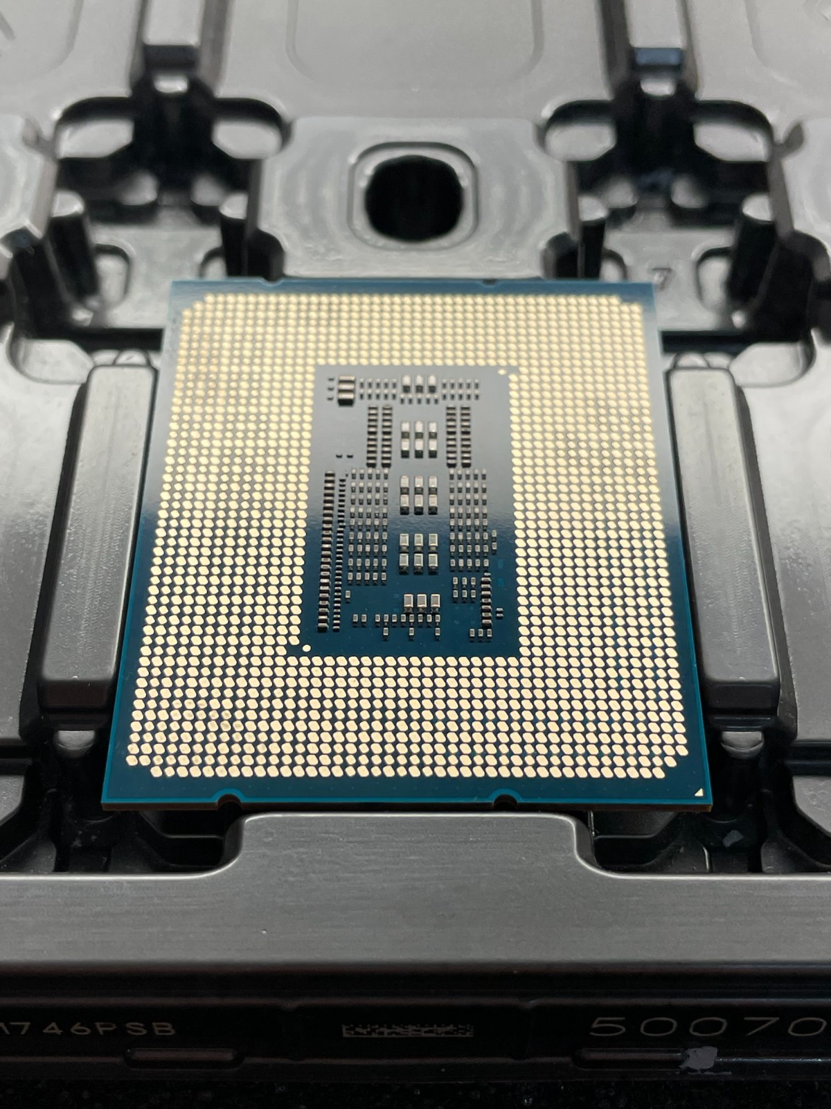 Intel Core i7-13700 5.20GHz 16-Core 30M LGA1700 i7 13700 CPU Processor SRMBA